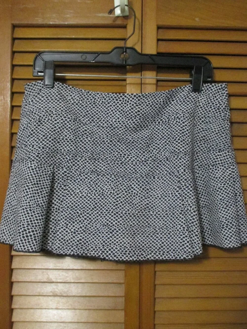 Nike women's skort Dri Fit, pull on black & white like new size L